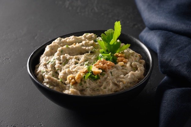 Baba ganoush levantine aperitivo de cozinha de berinjela assada com salsa, alho e azeite de oliva fechar