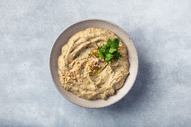 Baba ghanoush, baba ganoush o hummus de berenjena, cocina tradicional de Oriente Medio, vista superior, espacio de copia