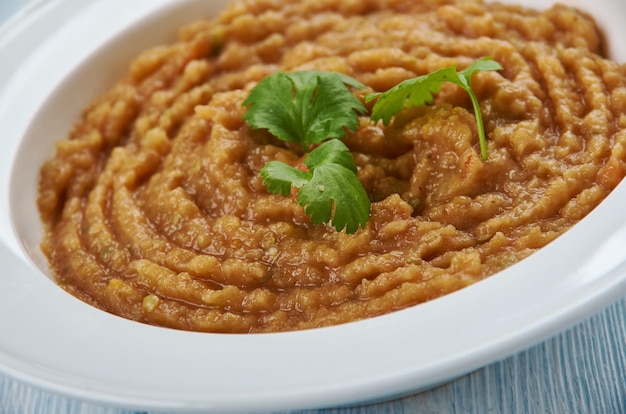 Baba ghanoush, plato levantino de puré de berenjena cocida que se mezcla con tahina