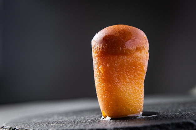 baba rum álcool doce sobremesa bolo refeição comida lanche na mesa cópia espaço comida fundo rústico