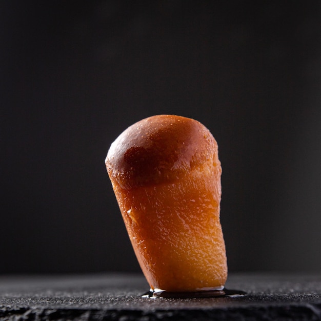 Baba Rum süß Alkohol Dessert Kuchen Mahlzeit Essen Snack auf dem Tisch Kopie Raum Essen Hintergrund