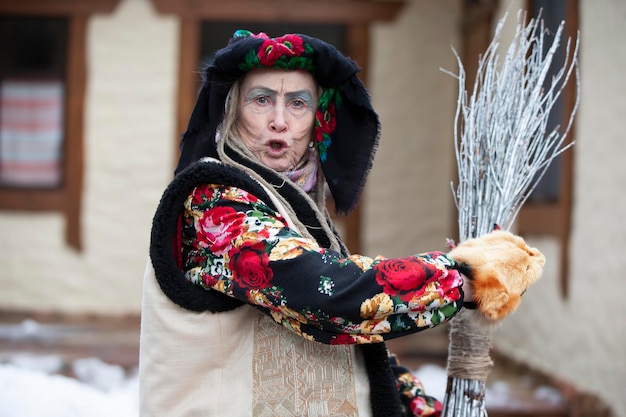 Baba Yaga personagem de conto de fadas avó má do traje de Halloween do conto de fadas russo