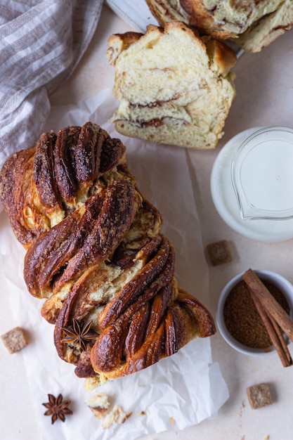 Babka de canela y azúcar moreno o pan brioche con mermelada y leche