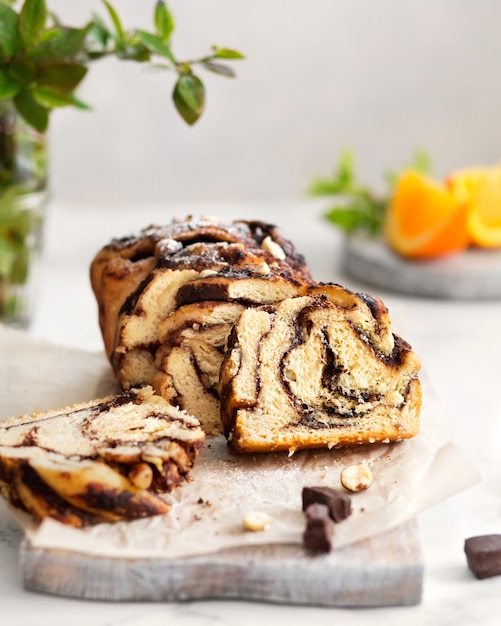 Babka de chocolate con naranjas Pasteles de naranja sobre una mesa de mármol Tarta casera Cocina de Brooklyn Chocol