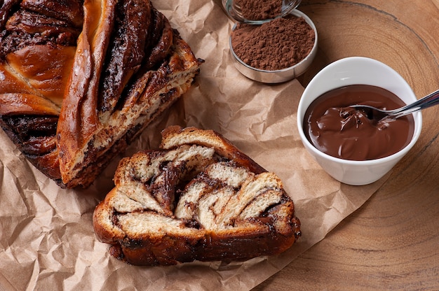 Babka de chocolate o pan brioche. Relleno de crema de avellanas. Vista superior.