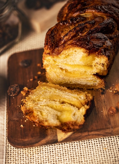 Babka de baunilha fatiada