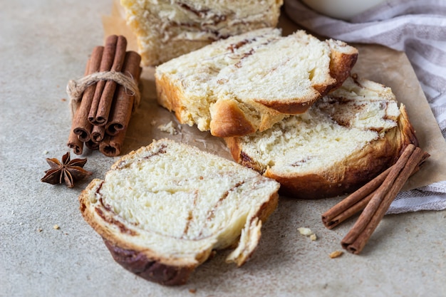 Babka- oder Briochebrot mit Zimt und braunem Zucker