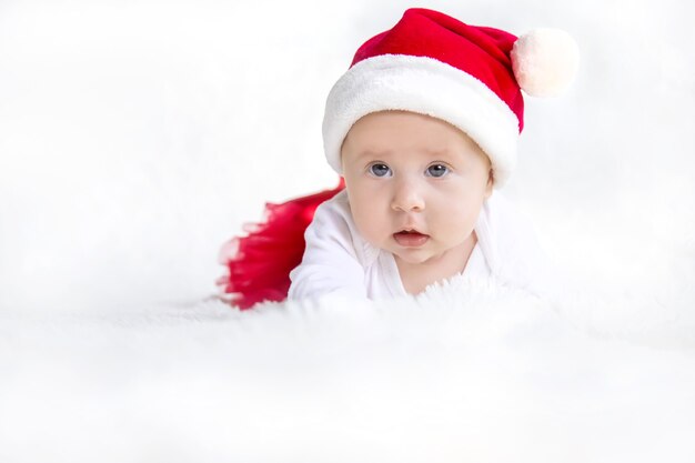 Baby als Weihnachtsmann verkleidet