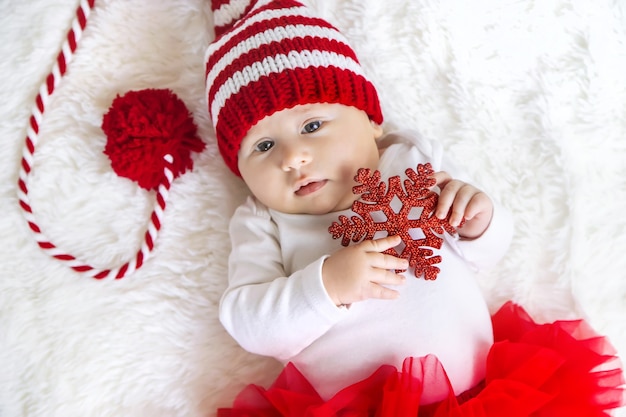 Baby als Weihnachtsmann verkleidet