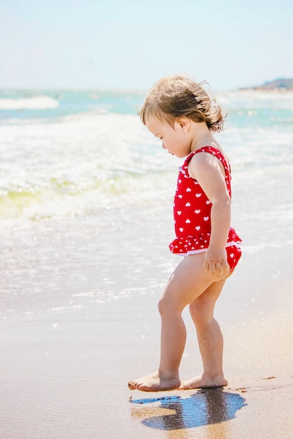 Baby am Strand, am Meer. Selektiver Fokus