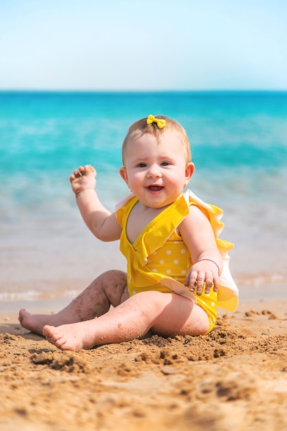 Baby am Strand in der Nähe des Meeres