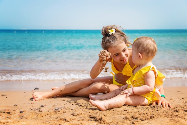 Baby am Strand in der Nähe des Meeres