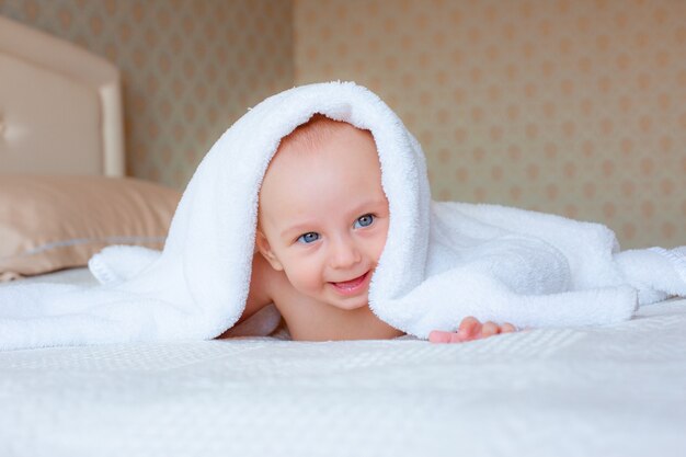 Baby, auf dem Bett im Schlafzimmer, Handtuch, wickeln, lächeln