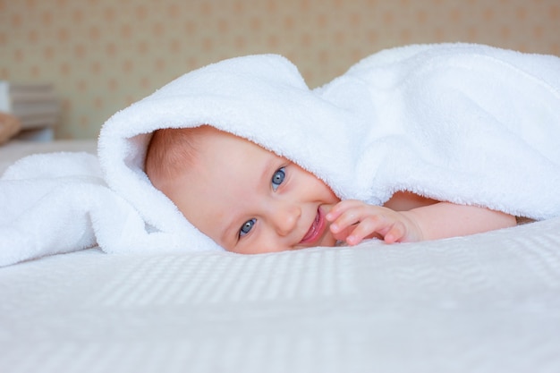 Baby, auf dem Bett im Schlafzimmer, Handtuch, wickeln, lächeln