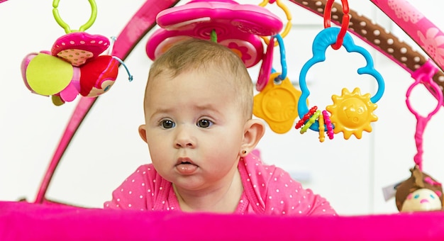 Baby auf dem selektiven Fokus der Spielmatte