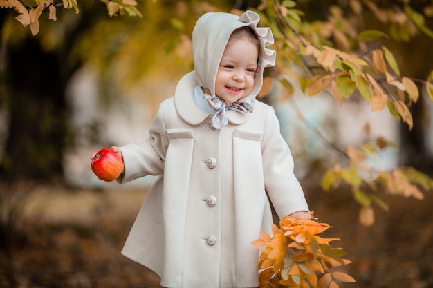 Baby auf einem Spaziergang im Herbst Park