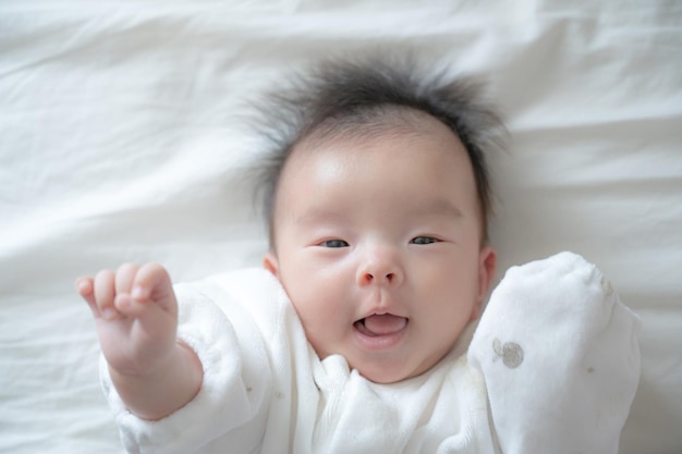 Baby auf weißem Hintergrund