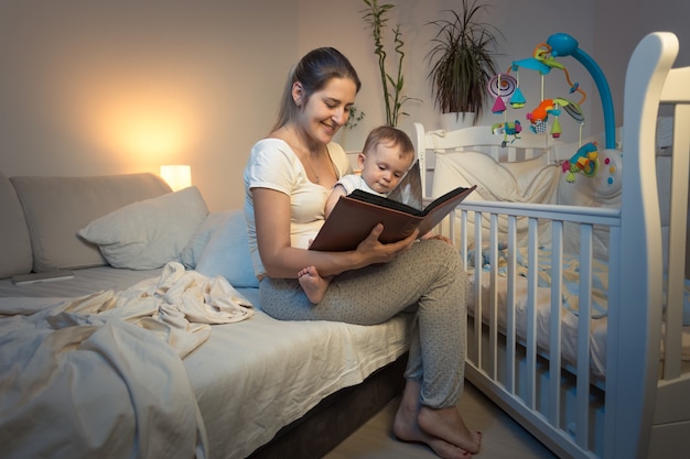 Baby bekam nachts Angst, als er die junge Mutter umarmte