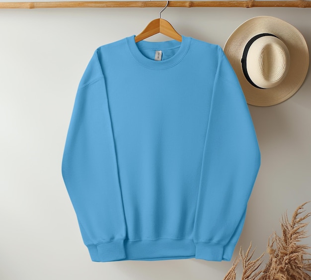 Foto baby blue boho sweatshirt pendurado com ambas as mangas mockup bundle