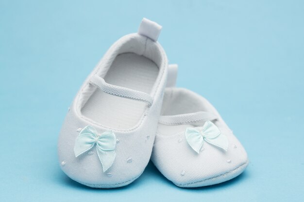 Foto baby booties com fita azul