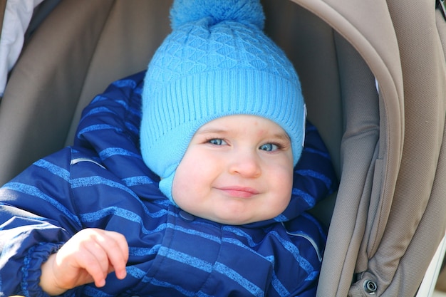 Baby Boy acostado en un cochecito y sonriendo