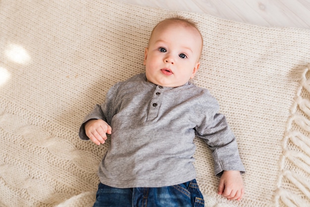 Baby Boy acostado sobre la espalda y sonriendo