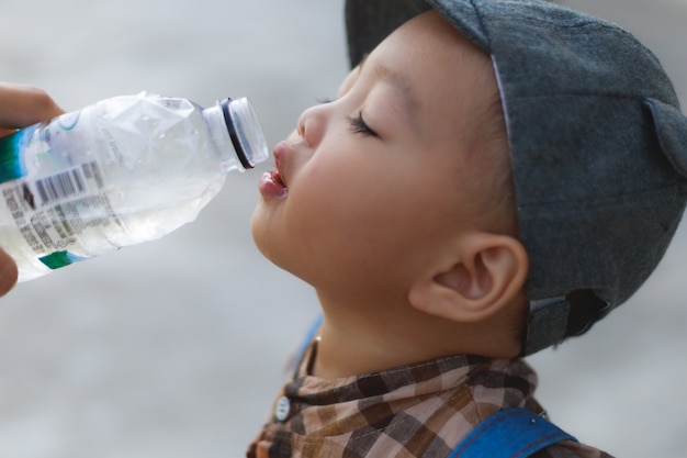 Baby Boy agua potable que la madre proporcionó