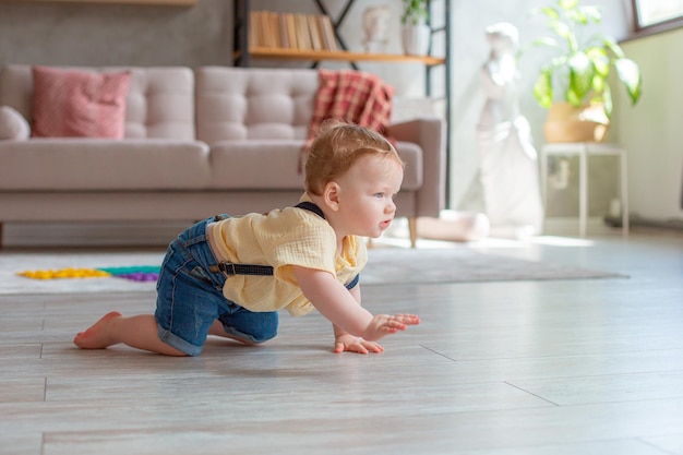 Baby Boy se arrastra por el suelo en casa