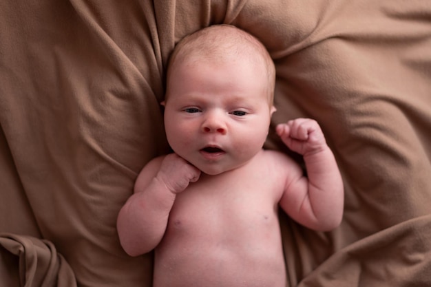 Baby Boy caucásico posando para su primer retrato