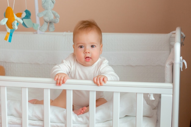 Baby Boy en la cuna en el dormitorio de los niños.