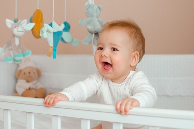 Baby Boy en la cuna en el dormitorio de los niños.