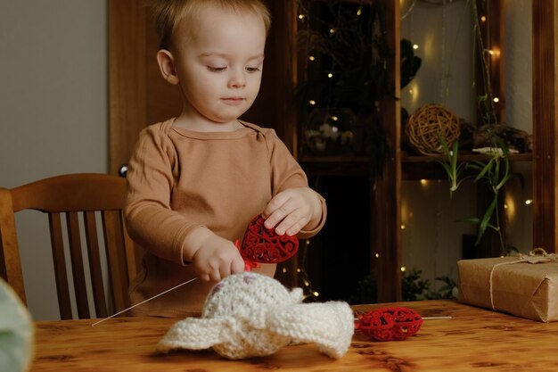 Baby Boy con decoración en forma de corazón en casa