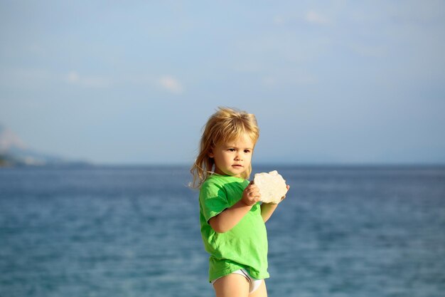 Baby Boy juega en el mar