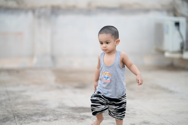 Baby Boy jugando en la terraza