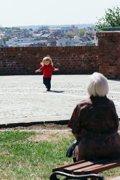 Baby Boy en el paseo con su abuela