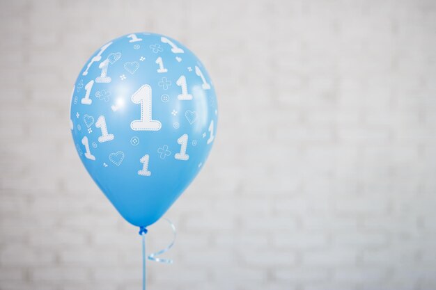 Foto baby boy primer concepto de cumpleaños cerca de globo de aire azul con el número uno