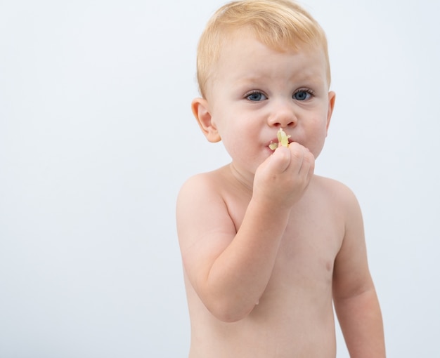 Baby Boy probando y probando nuevos alimentos. Concepto de nutrición dietética, vegetariana y saludable.