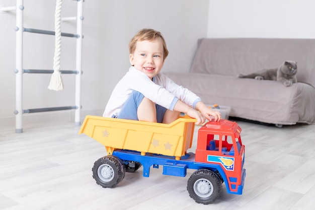 Baby Boy sentado o montado en una máquina de escribir en casa, el concepto de juego de un niño