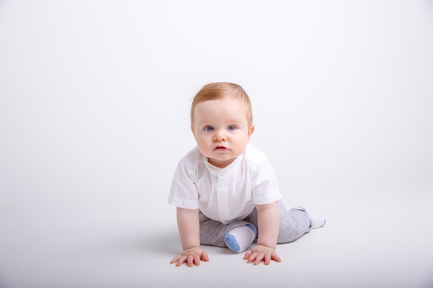 Baby Boy sentarse fondo blanco sonrisa gatear ropa