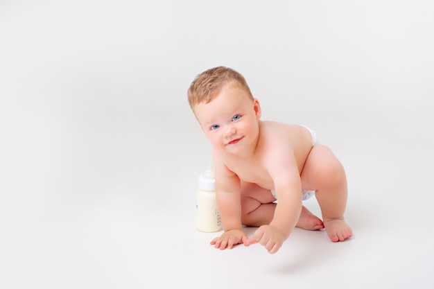 Baby Boy sobre un fondo blanco con un biberón