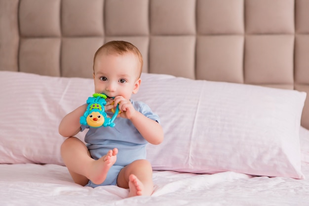 Baby Boy sonriendo en la cama