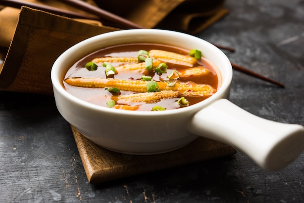 Baby Corn Manchurian con salsa - receta popular indochina. enfoque selectivo