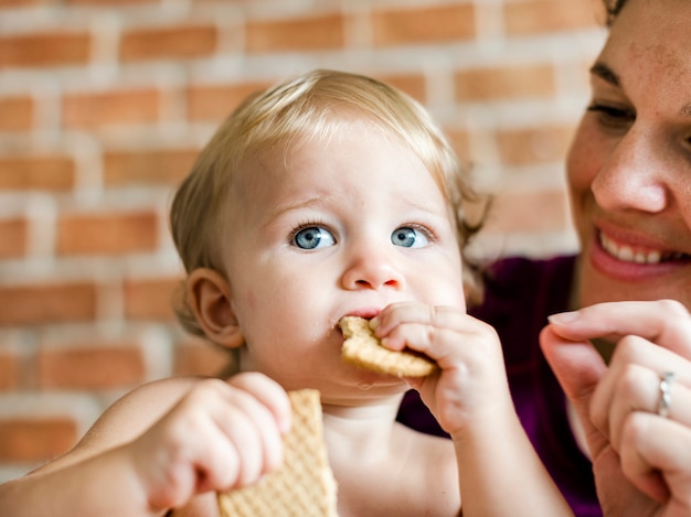 Baby, das auf einigen Crackern kaut