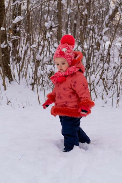 Baby, das auf Schnee geht. Winterzeit.