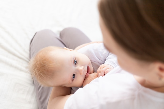 Baby, das Brust saugt, junge Mutter, die Baby stillt, Draufsicht.