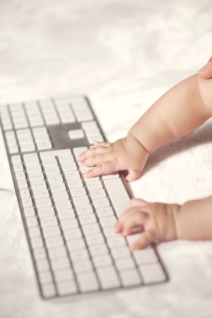 Baby, das Computertastatur berührt