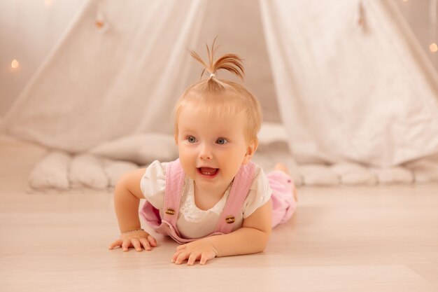 Baby, das im Kinderzimmer spielt