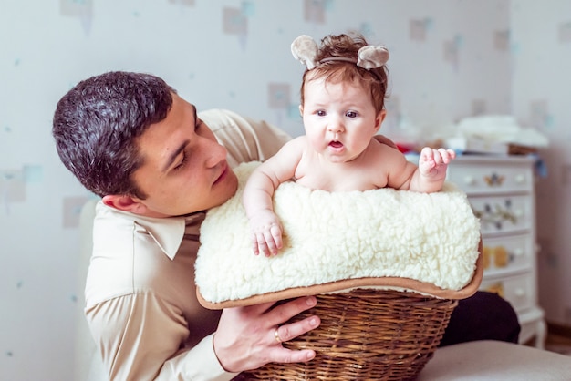 Baby, das in einem Weidenkorb sitzt