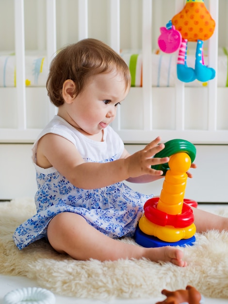 Foto baby, das mit pädagogischer spielzeugkindertagesstätte spielt