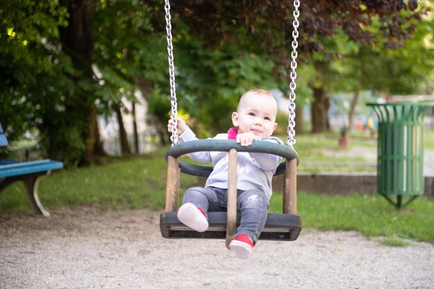 Baby, das Spaß auf einer Schaukel hat